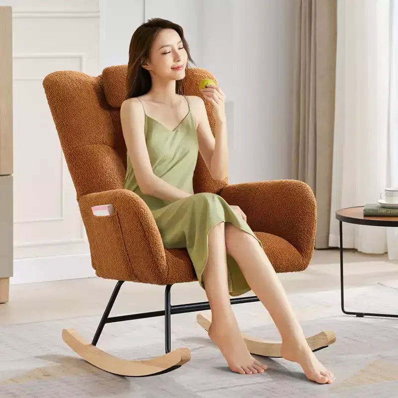 Sedia a dondolo/planeur con schienale alto imbottita in orsetto beige/marrone, 1 posto, gambe in legno, tasche laterali