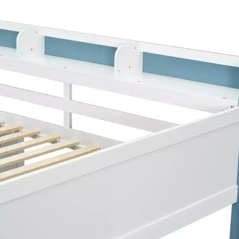 Letto a soppalco matrimoniale bianco con scrivania, armadio e scaffali, per 1 persona