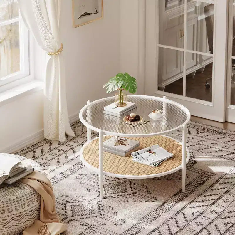 Tavolino da Caffè Rotondo a 2 Livelli Bianco e Nero, Piano in Vetro e Ripiano in Rattan, 76 cm