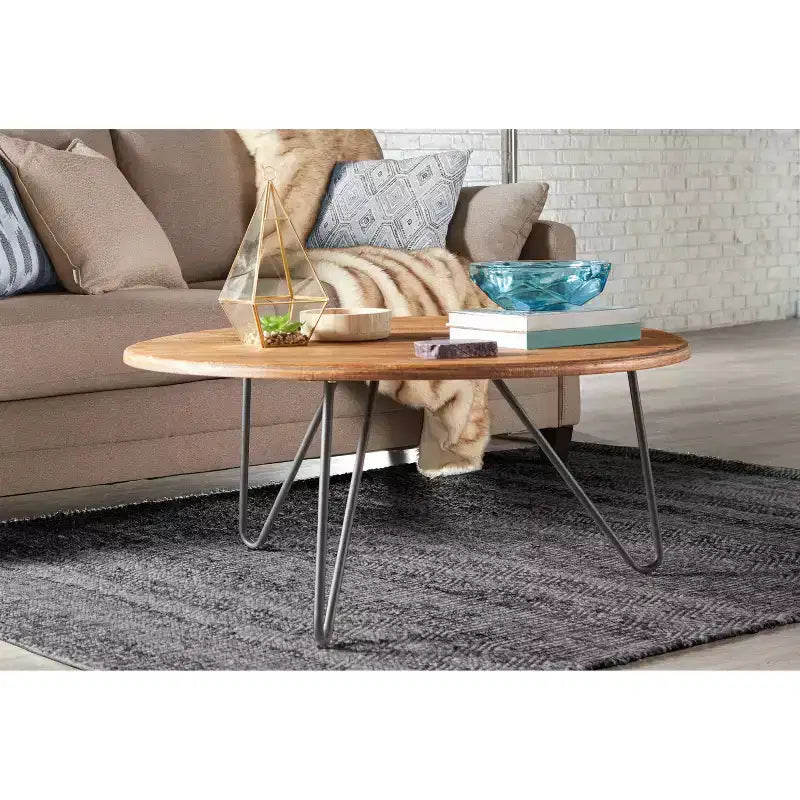 Tavolino da caffè rotondo marrone, stile rustico (Piano in pino invecchiato, gambe a forcina nere)